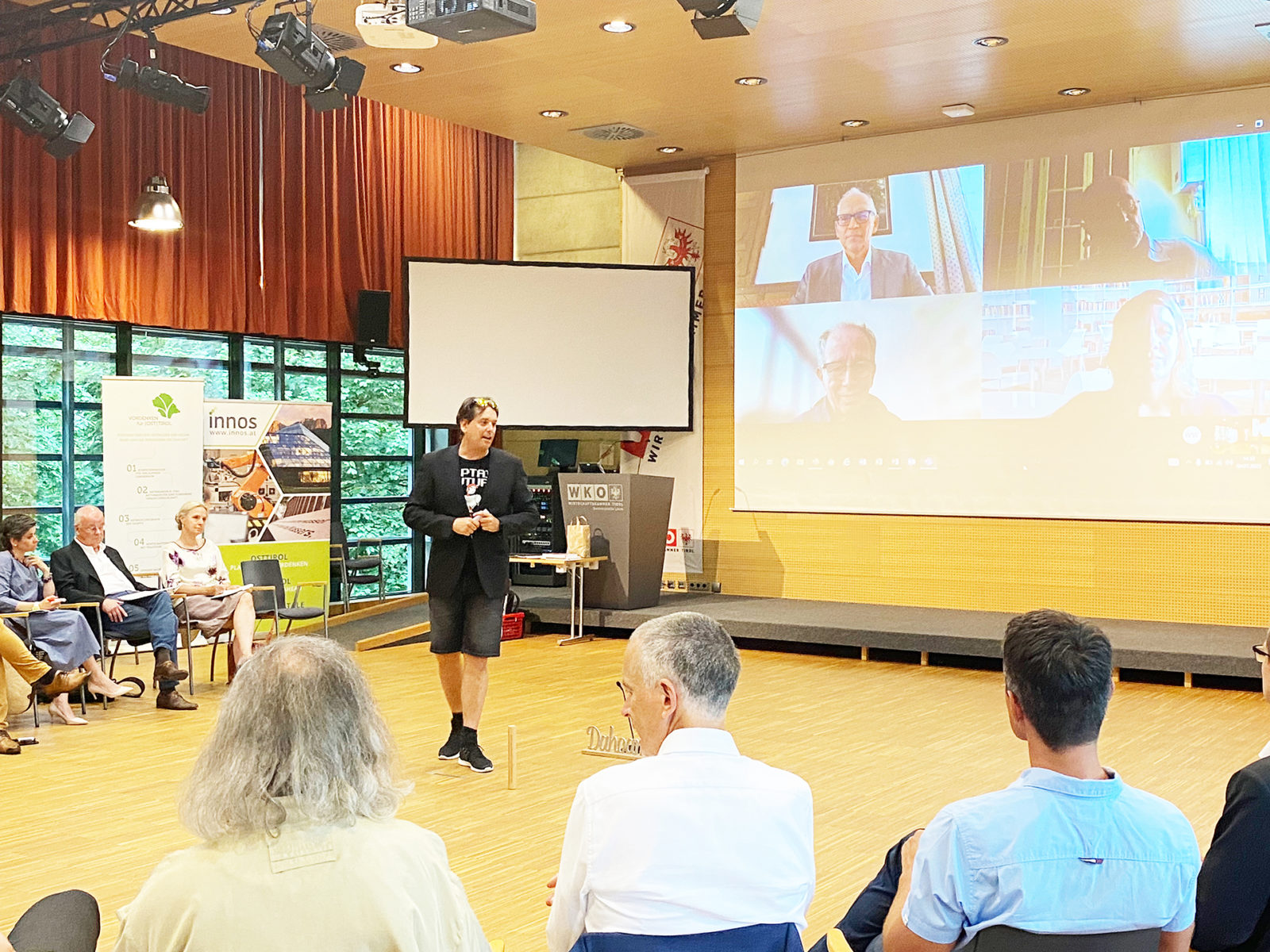 Moderator René Schmidpeter beim Experten-Dialog in Lienz in der WKO