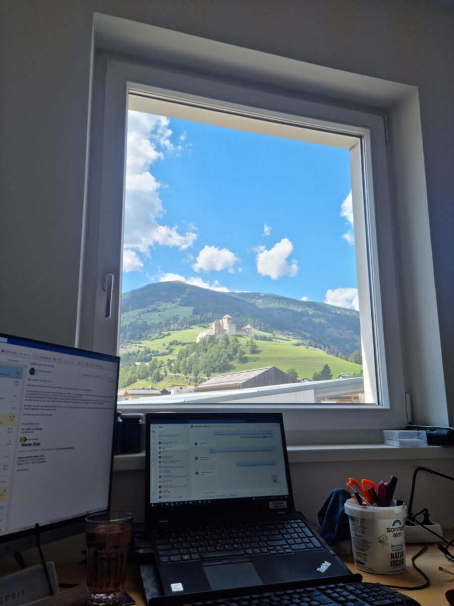 Blick vom Homeoffice auf Burg Heinfels in Osttirol